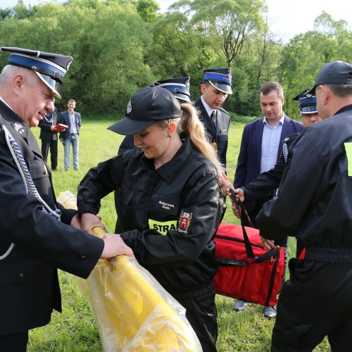 Przekazanie sprzętu dla Ochotniczych Straży Pożarnych